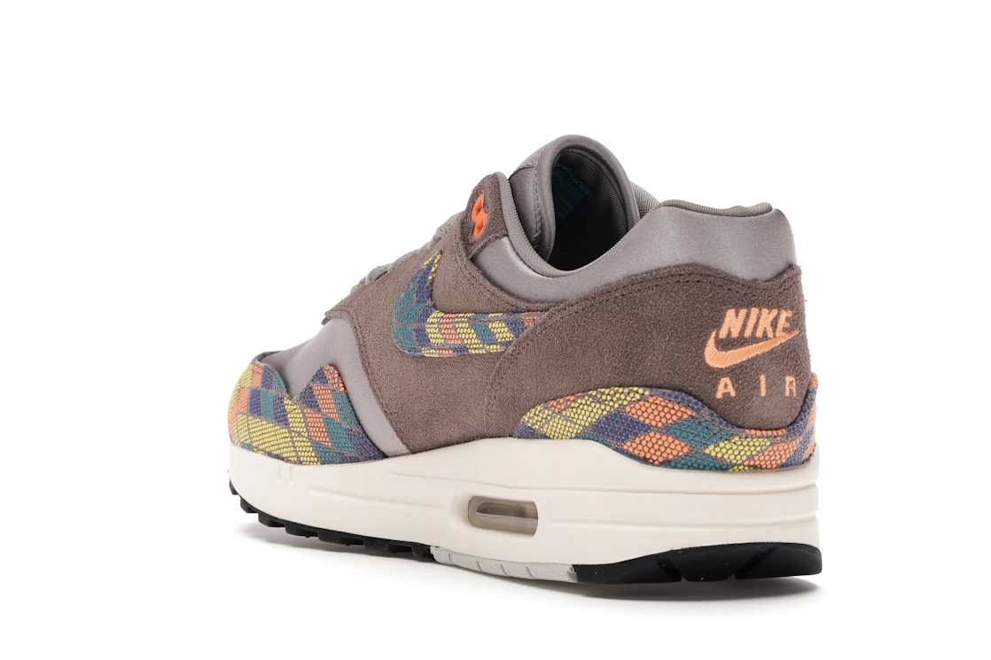 Vue 25 de Nike Air Max 1 N7 (2020)