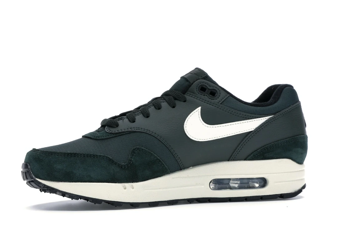 Vue 17 de Nike Air Max 1 Outdoor Green