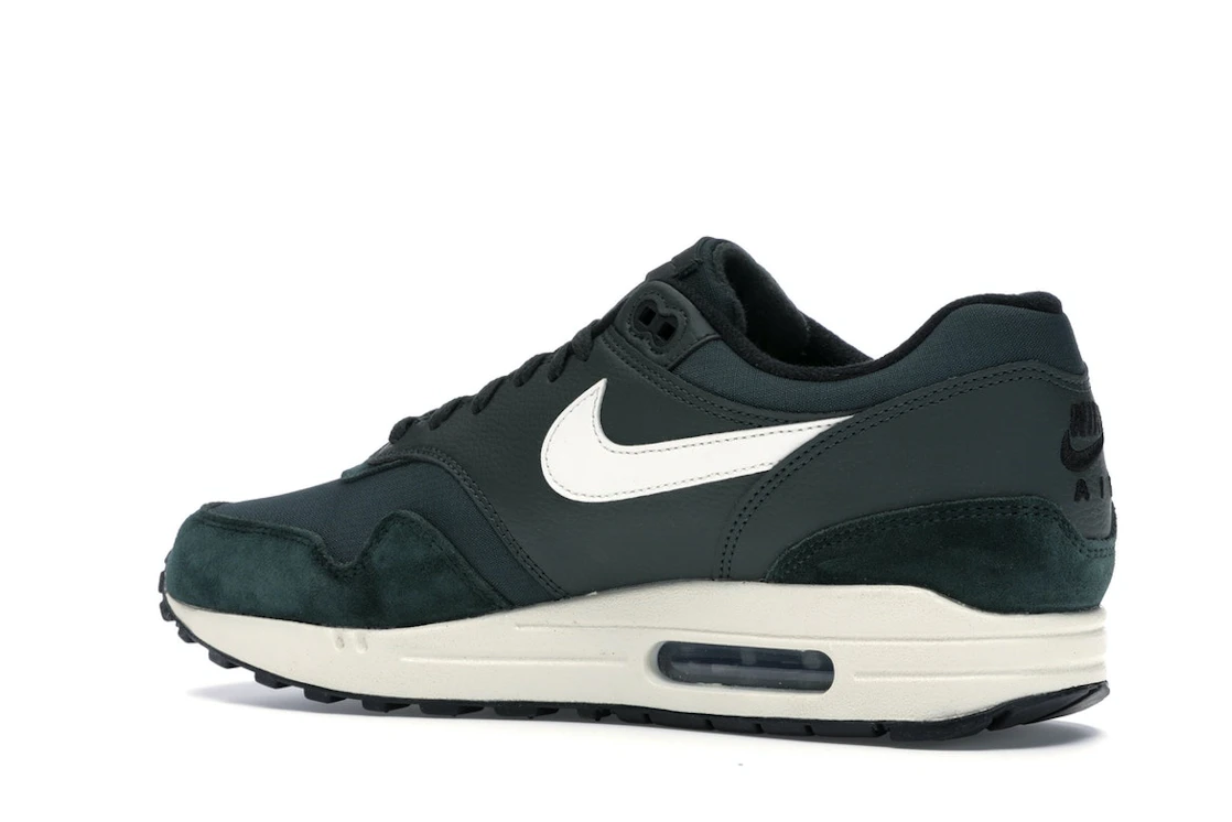 Vue 22 de Nike Air Max 1 Outdoor Green