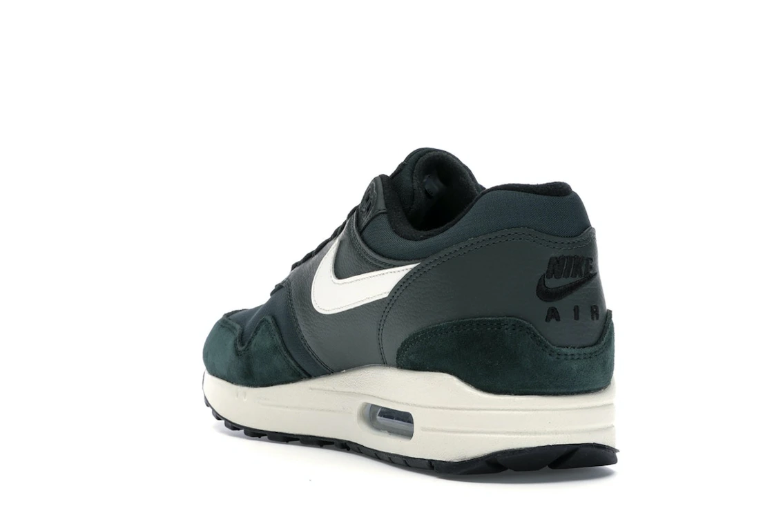 Vue 25 de Nike Air Max 1 Outdoor Green