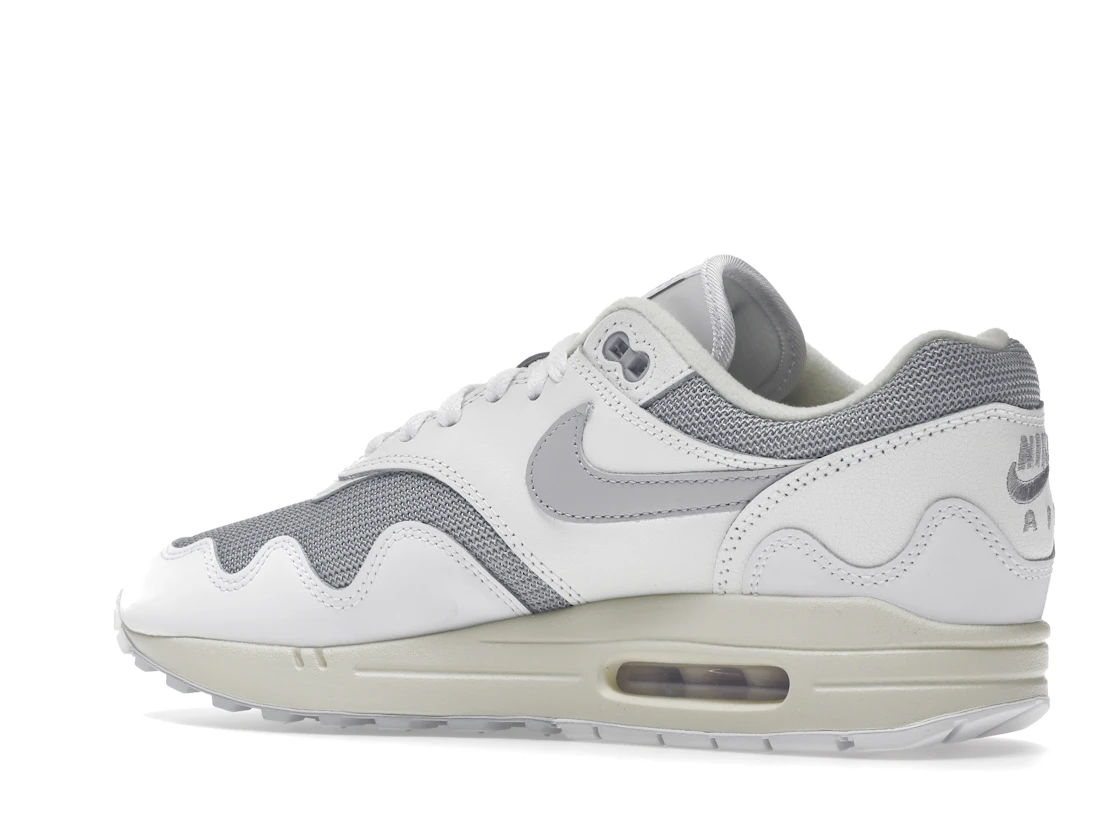Vue 22 de Nike Air Max 1 Patta Waves White