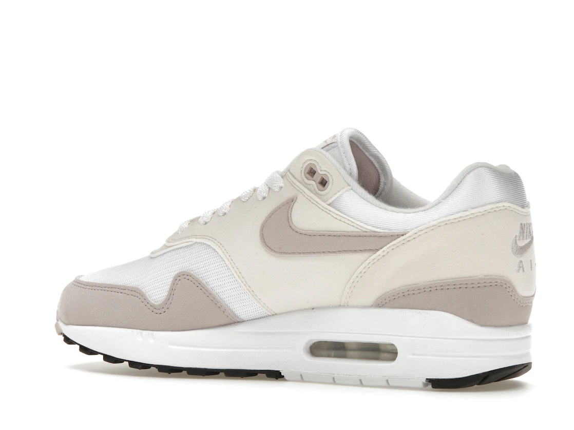 Vue 22 de Nike Air Max 1 Platinum Violet 
