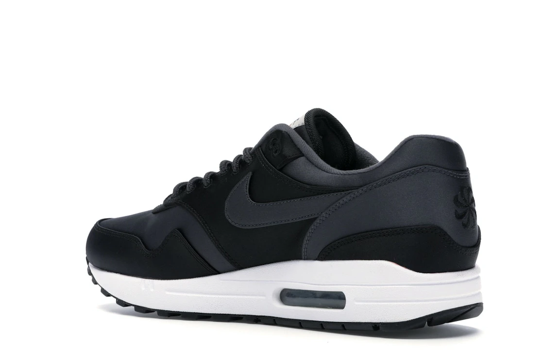 Vue 23 de Nike Air Max 1 Satin Pack Black
