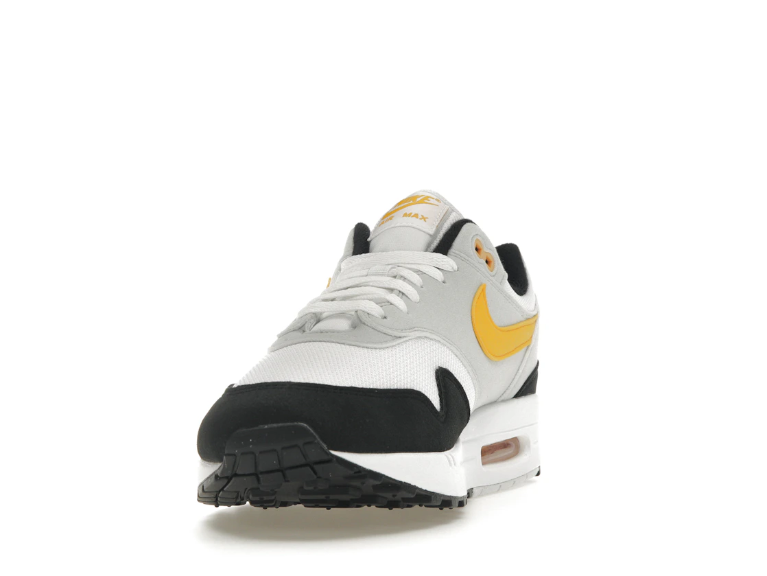 Vue 12 de Nike Air Max 1 White University Gold