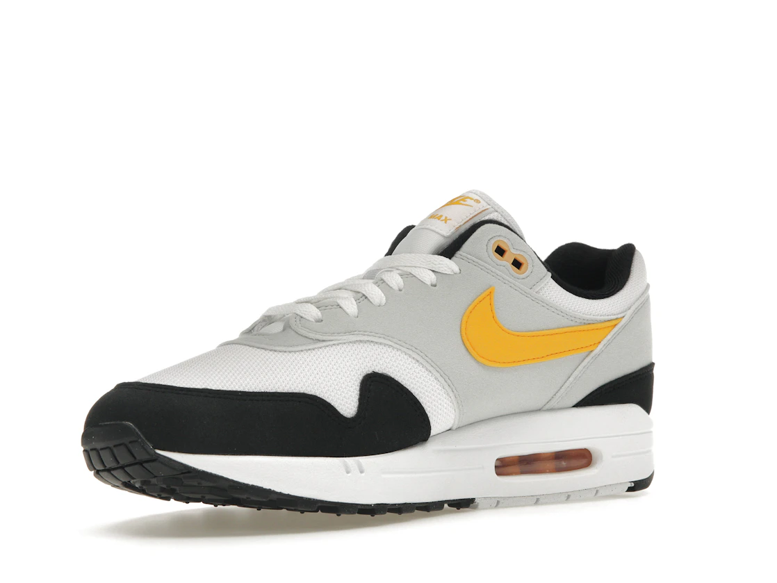 Vue 15 de Nike Air Max 1 White University Gold