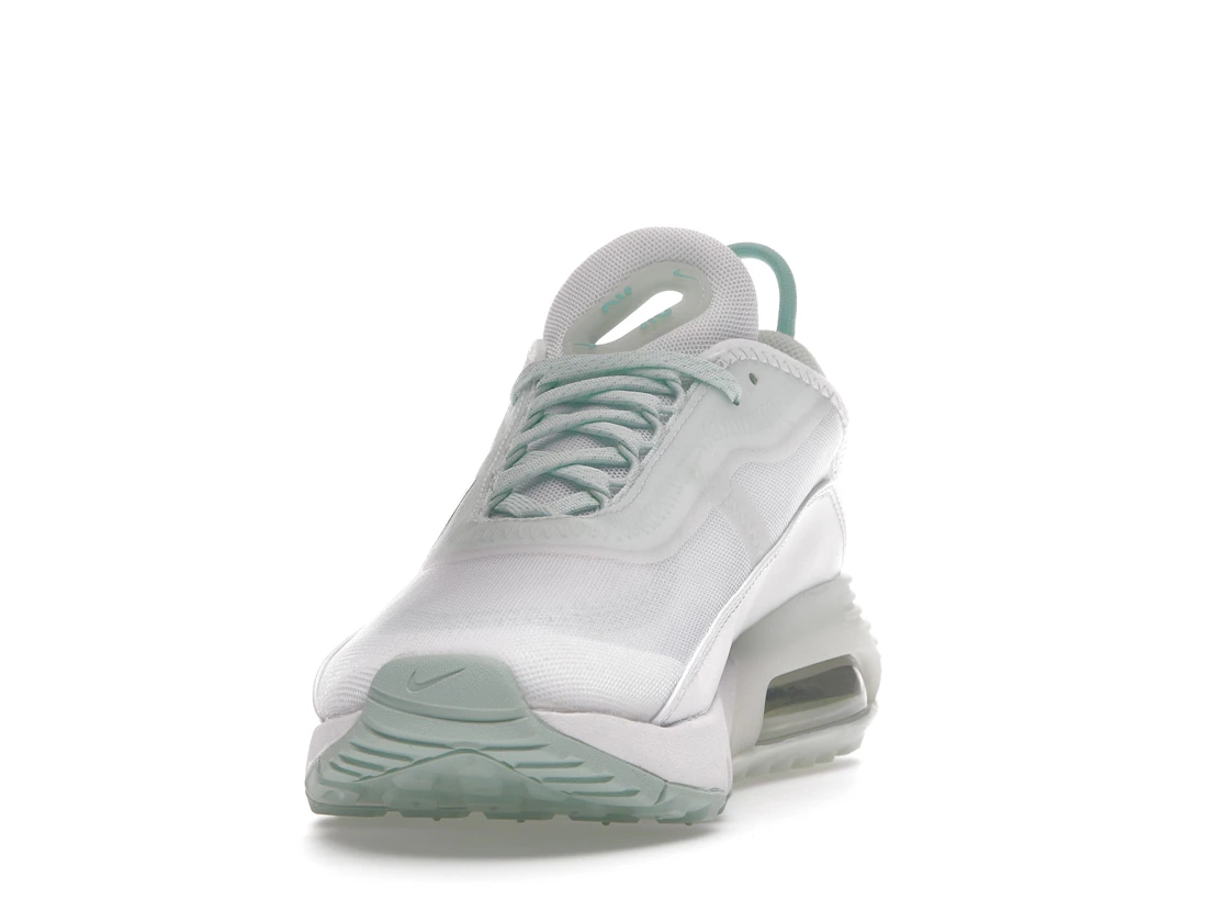 Vue 12 de Nike Air Max 2090 White Barely Green 