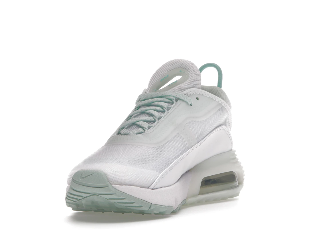 Vue 13 de Nike Air Max 2090 White Barely Green 