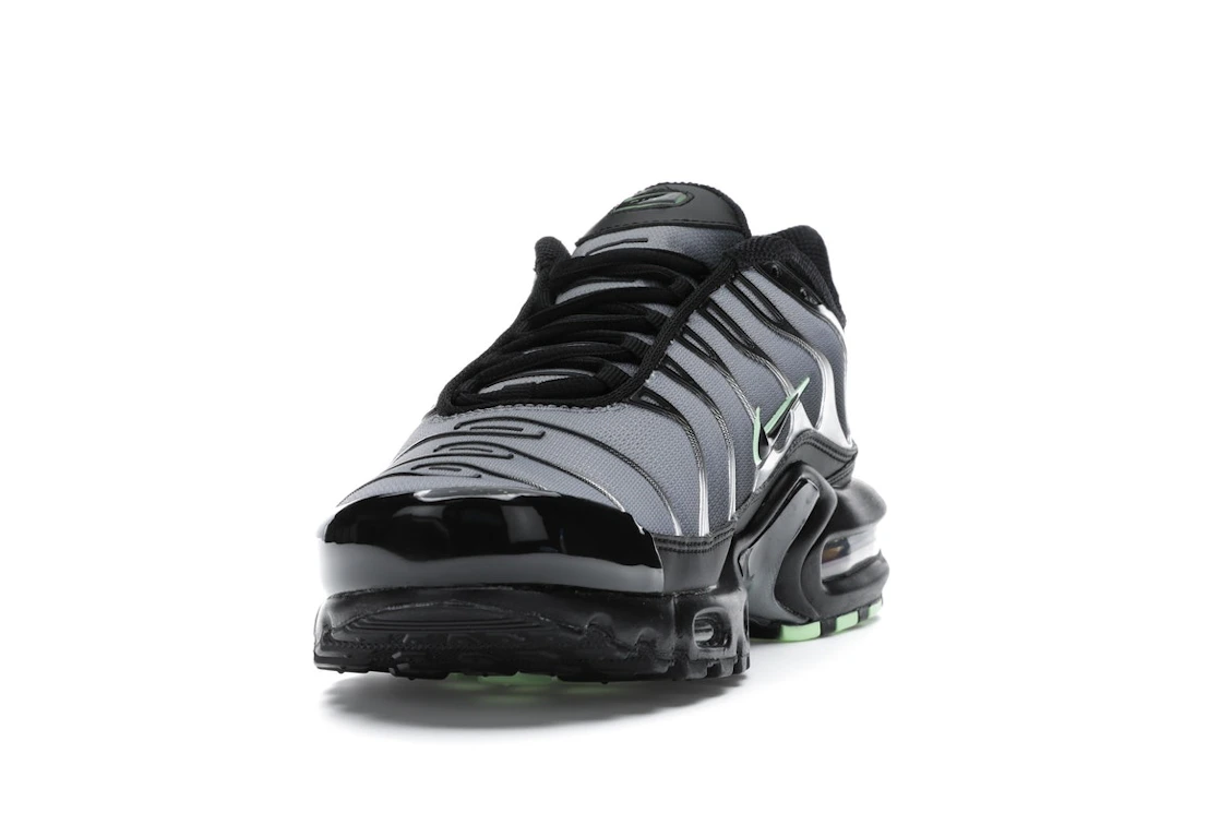 Vue 12 de Nike Air Max Plus Black Particle Grey Vapour Green