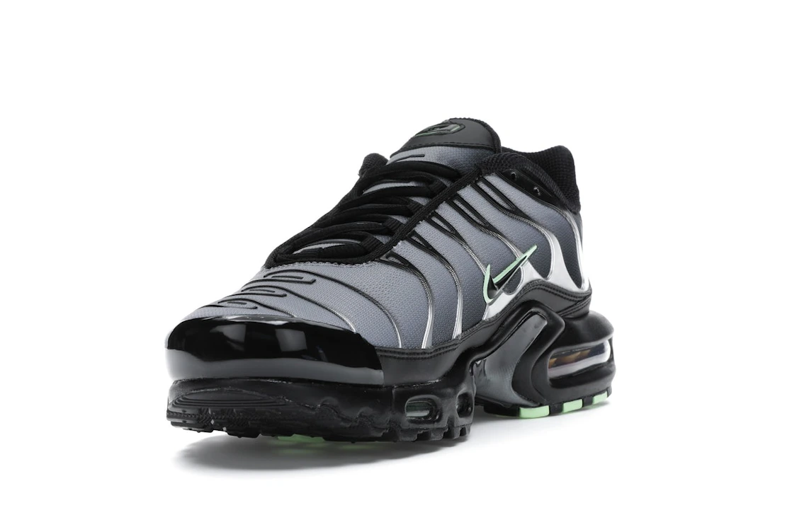 Vue 13 de Nike Air Max Plus Black Particle Grey Vapour Green