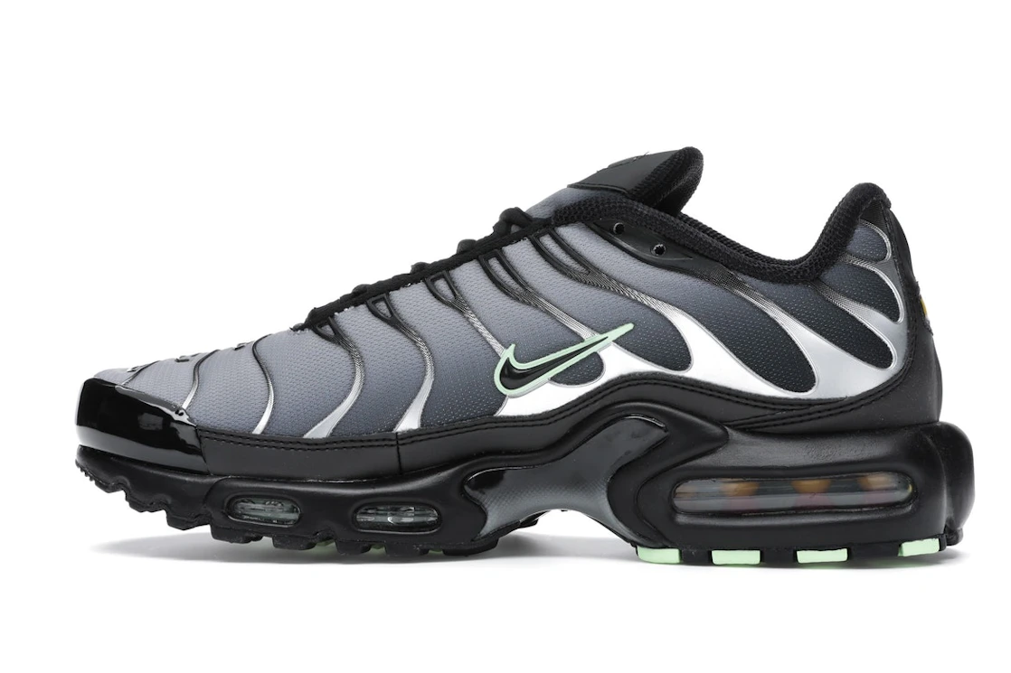 Vue 20 de Nike Air Max Plus Black Particle Grey Vapour Green