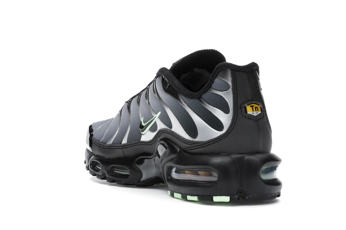 Vue 25 de Nike Air Max Plus Black Particle Grey Vapour Green