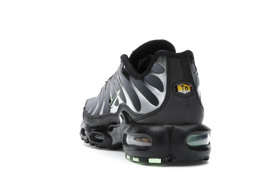 Vue 26 de Nike Air Max Plus Black Particle Grey Vapour Green