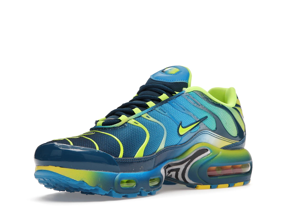Vue 15 de Nike Air Max Plus Fade Blue Hero Volt (GS)