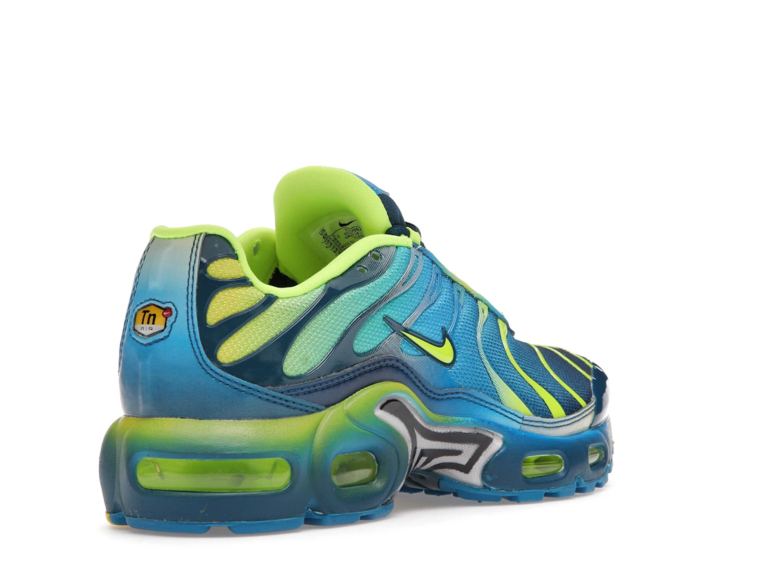 Vue 32 de Nike Air Max Plus Fade Blue Hero Volt (GS)