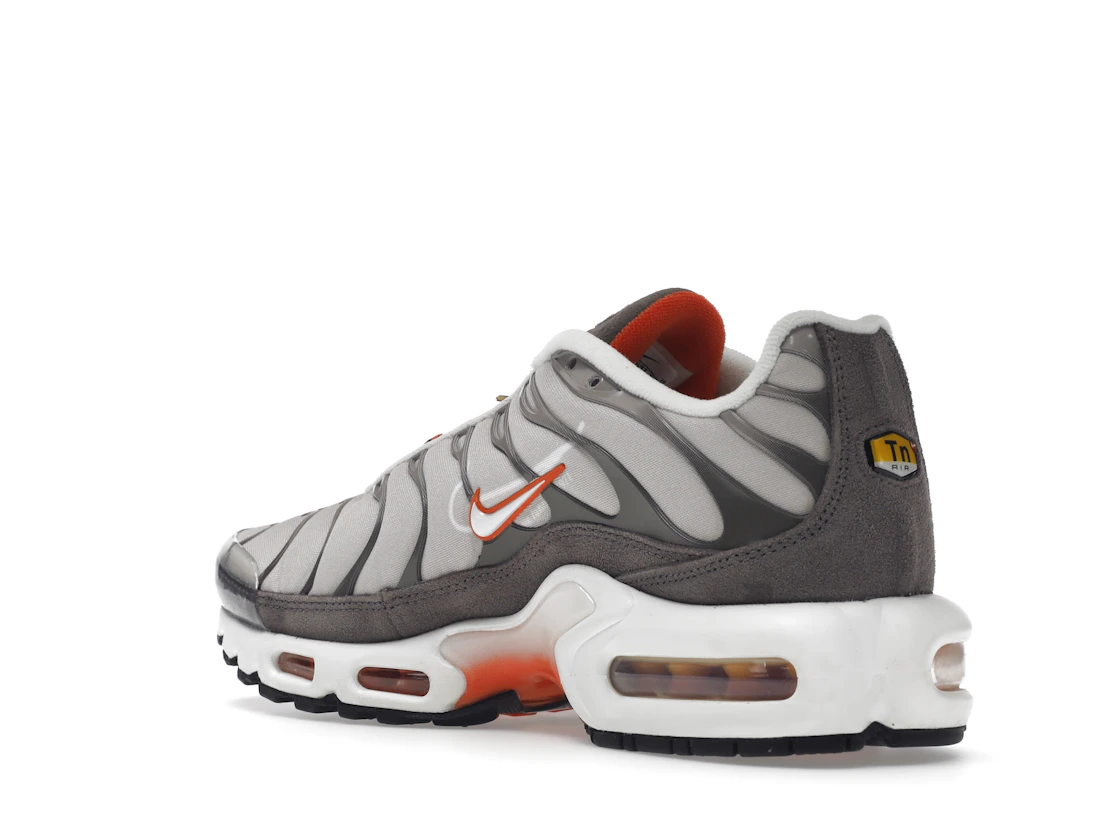 Vue 24 de Nike Air Max Plus First Use Beige Orange