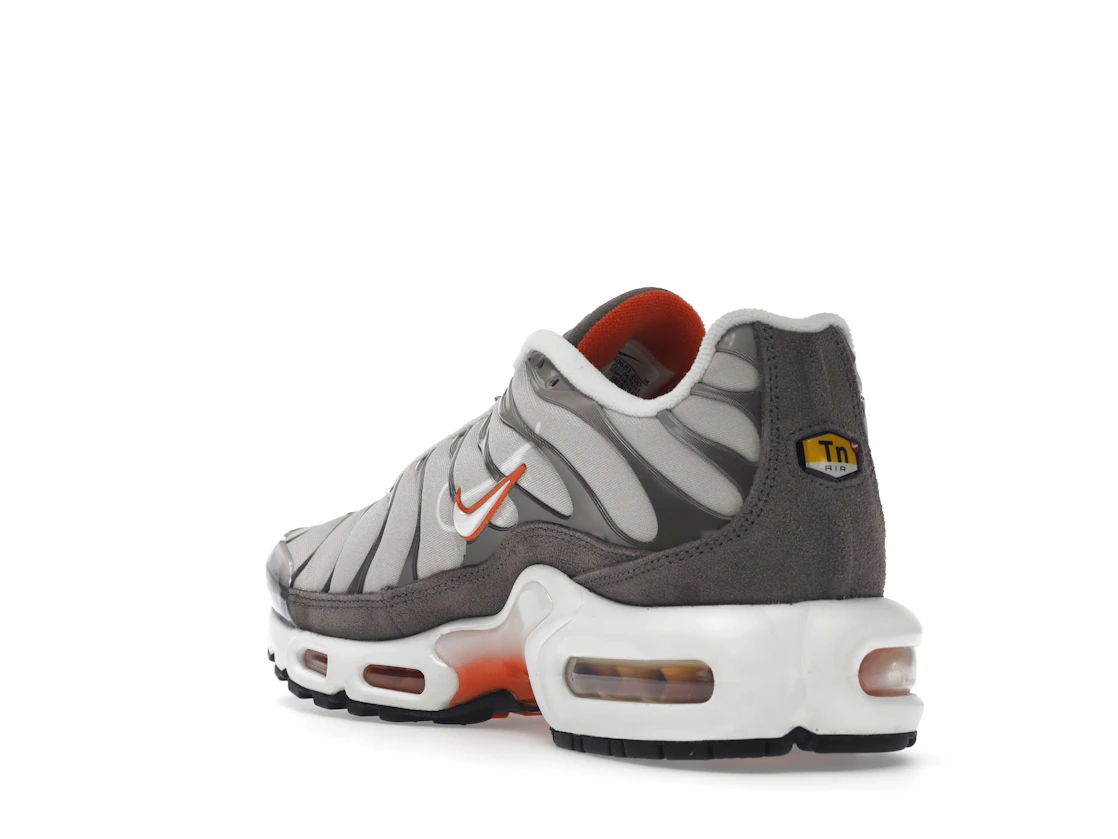 Vue 25 de Nike Air Max Plus First Use Beige Orange