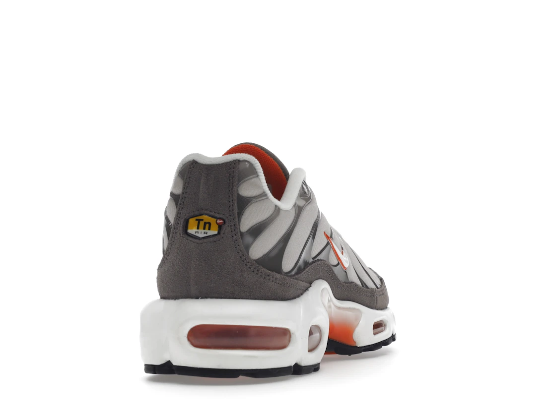 Vue 30 de Nike Air Max Plus First Use Beige Orange