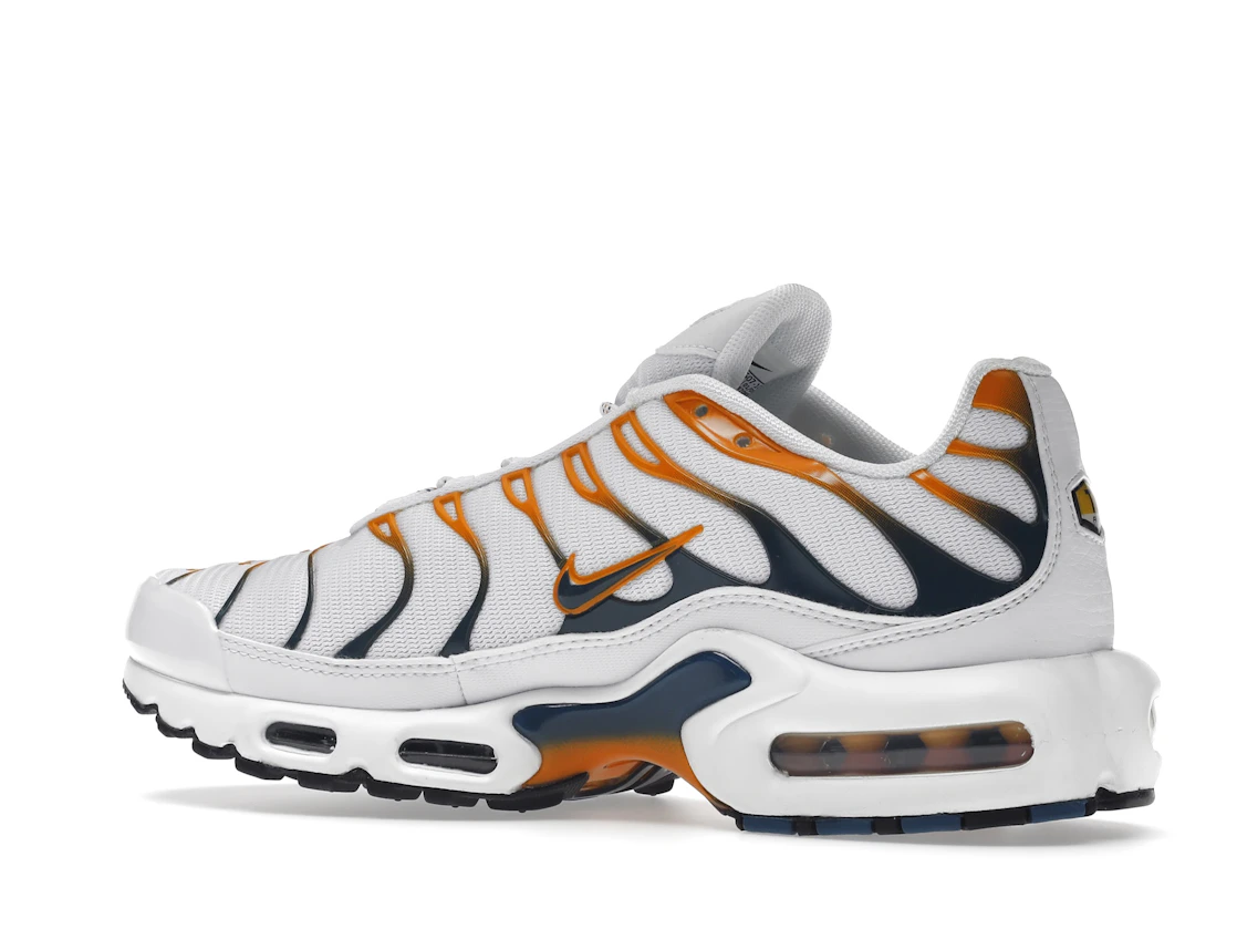 Vue 22 de Nike Air Max Plus Hiking Carabiner White Kumquat Marina