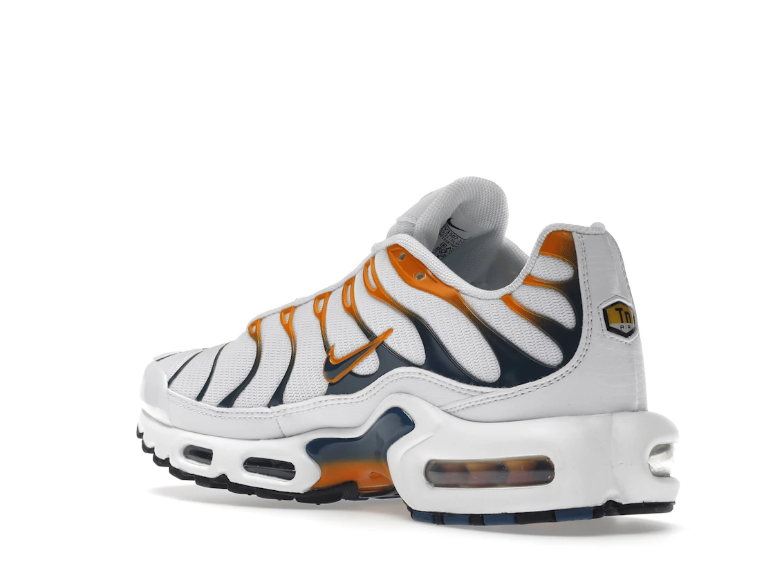 Vue 24 de Nike Air Max Plus Hiking Carabiner White Kumquat Marina