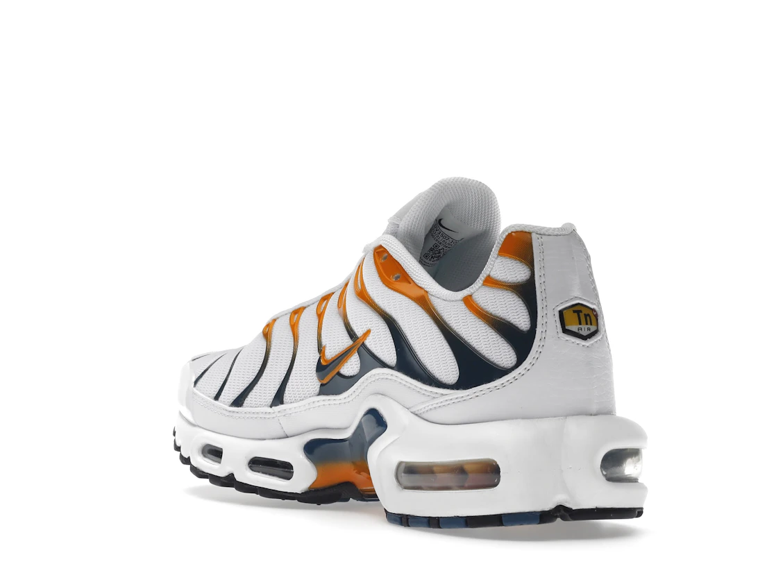 Vue 25 de Nike Air Max Plus Hiking Carabiner White Kumquat Marina