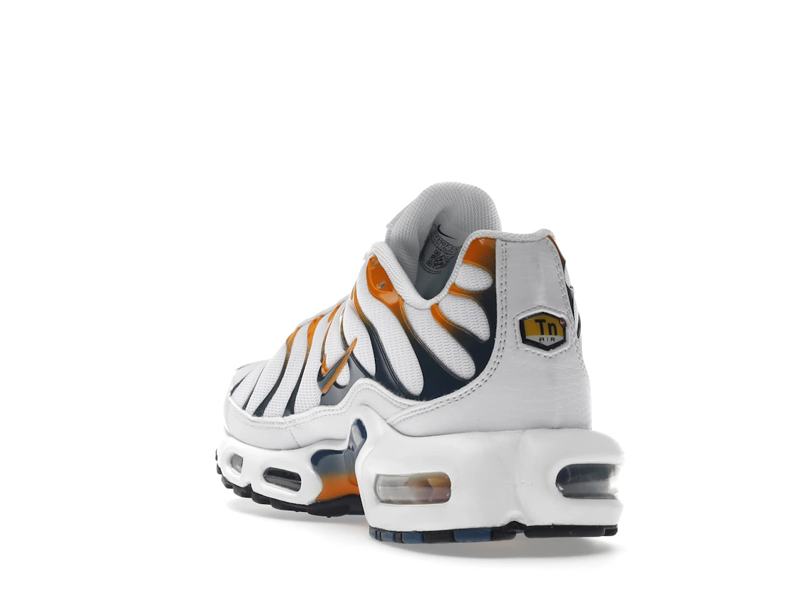 Vue 26 de Nike Air Max Plus Hiking Carabiner White Kumquat Marina