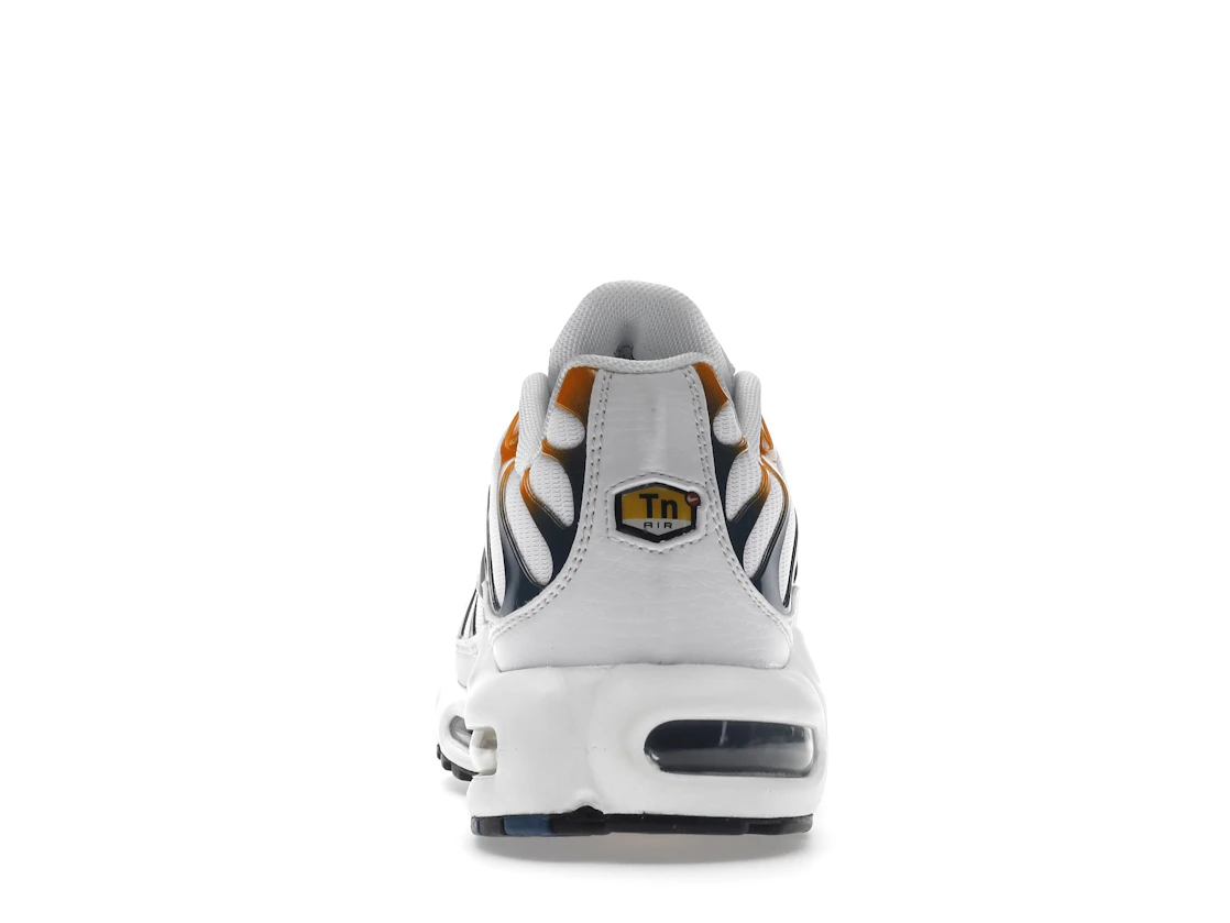 Vue 28 de Nike Air Max Plus Hiking Carabiner White Kumquat Marina