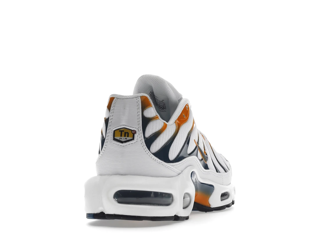 Vue 30 de Nike Air Max Plus Hiking Carabiner White Kumquat Marina