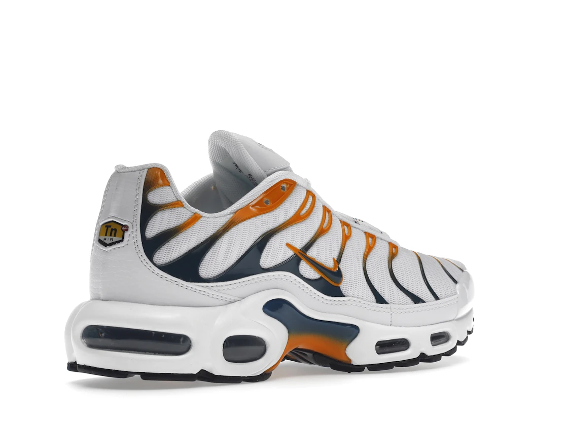 Vue 33 de Nike Air Max Plus Hiking Carabiner White Kumquat Marina