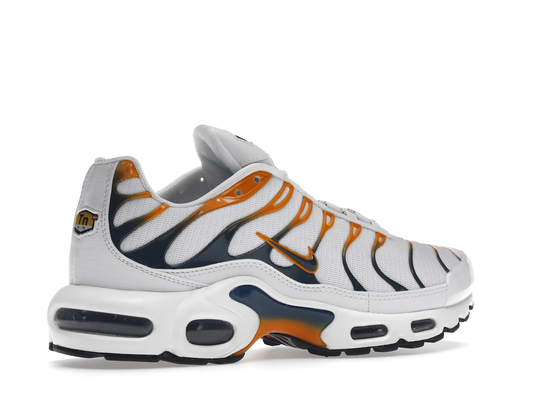 Vue 34 de Nike Air Max Plus Hiking Carabiner White Kumquat Marina