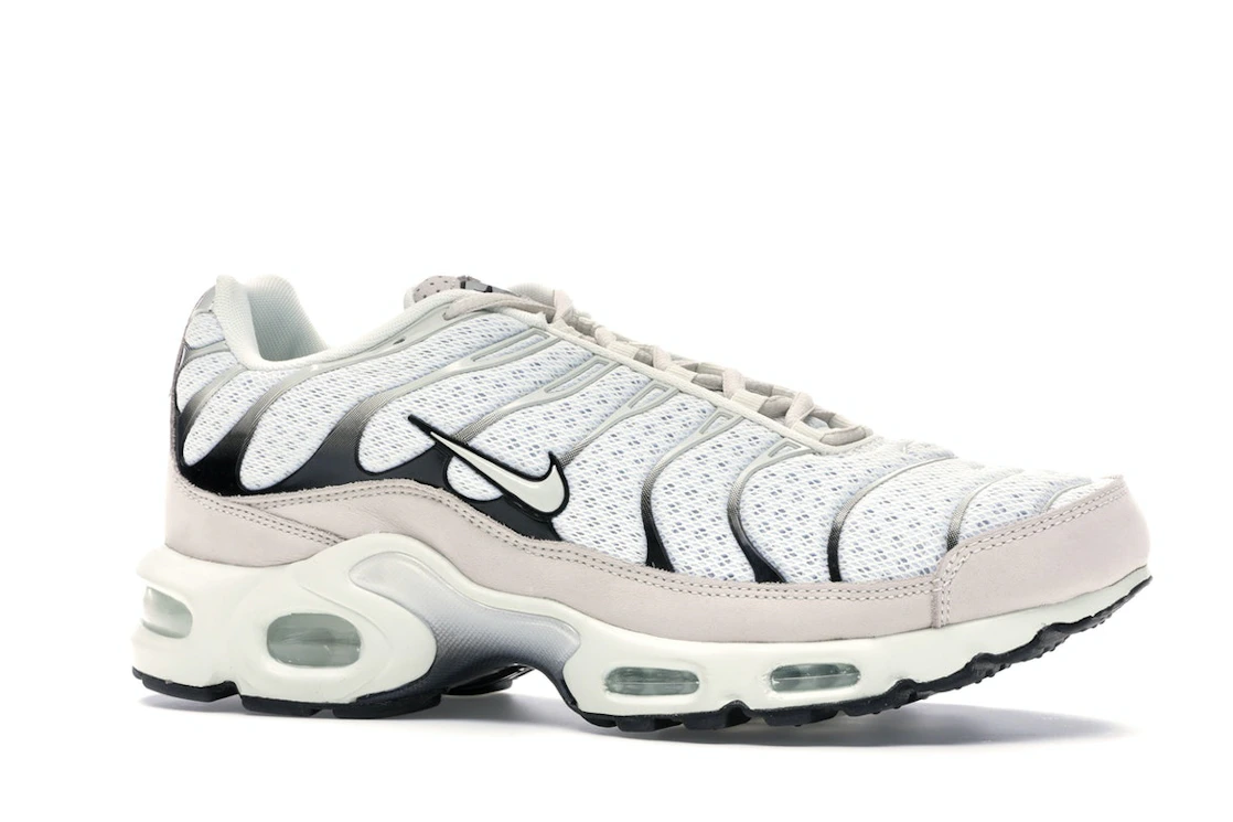Vue 3 de Nike Air Max Plus Sail Black