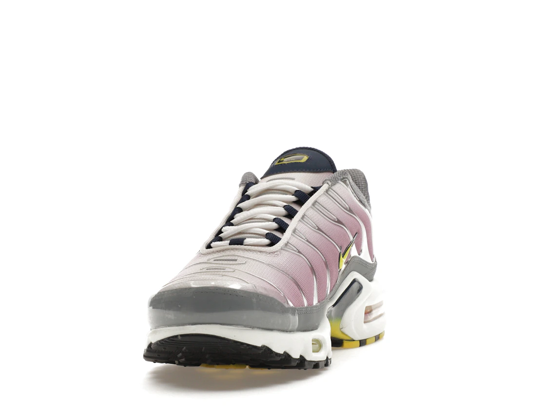 Vue 12 de Nike Air Max Plus Violet Dust High Voltage 