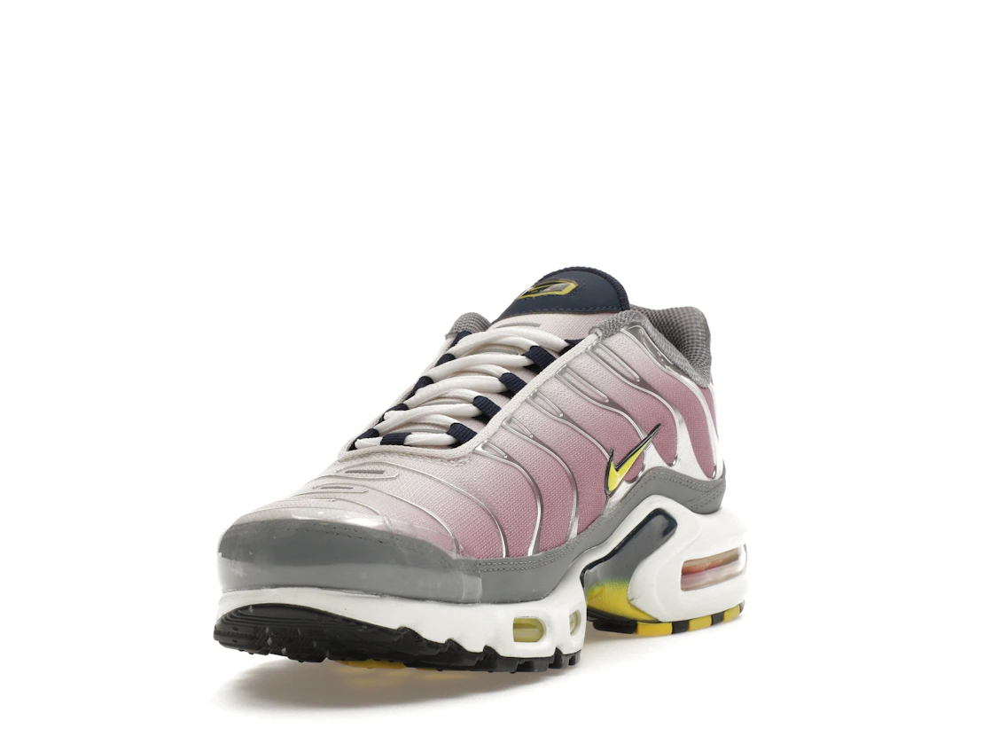 Vue 13 de Nike Air Max Plus Violet Dust High Voltage 