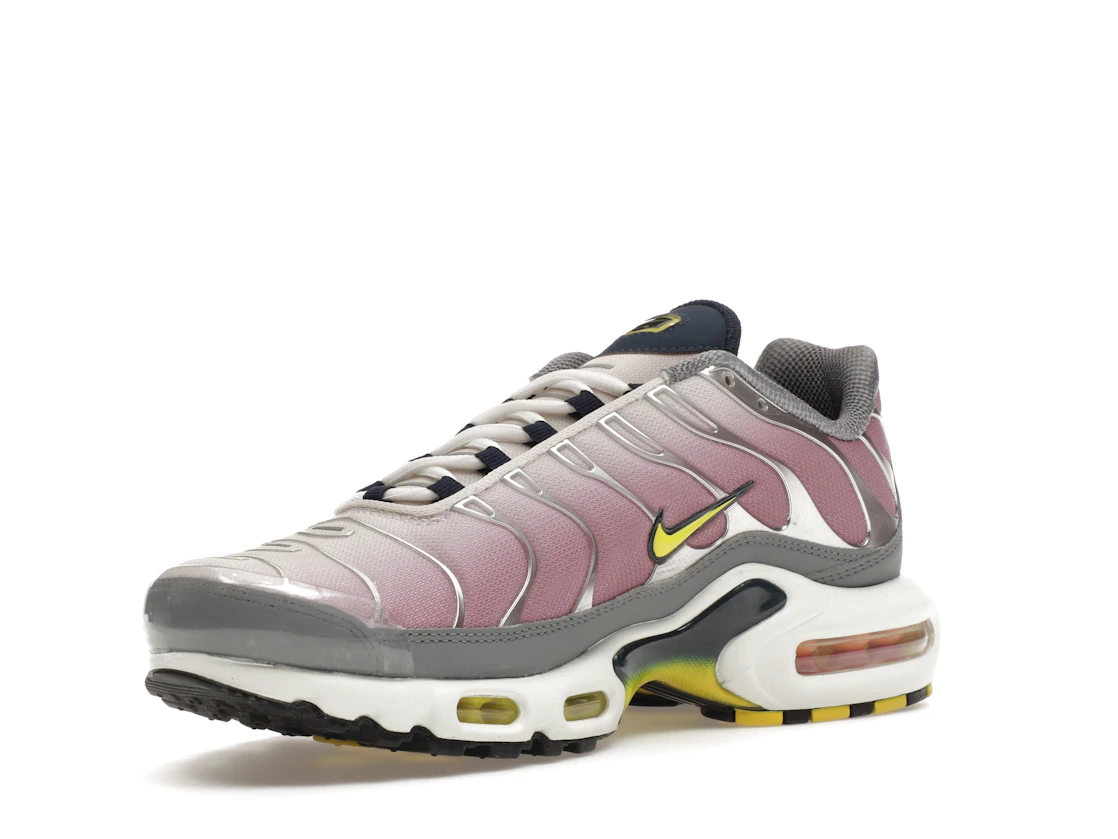 Vue 15 de Nike Air Max Plus Violet Dust High Voltage 