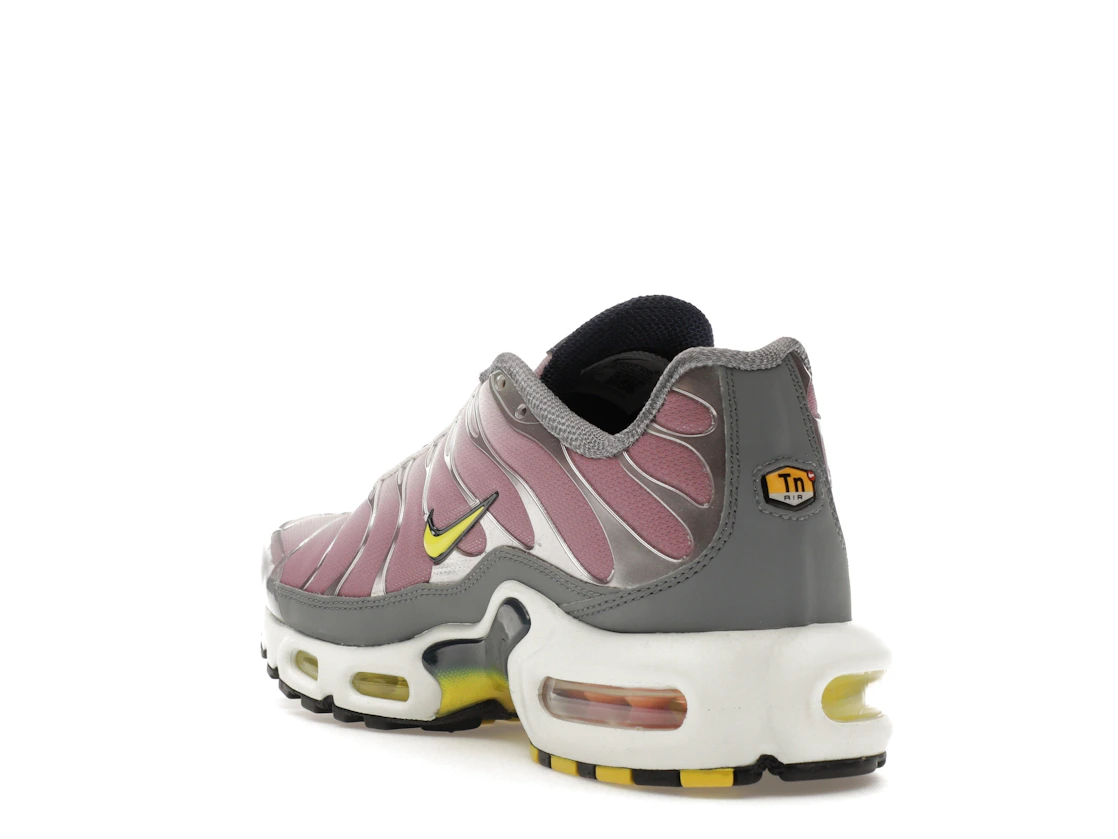 Vue 25 de Nike Air Max Plus Violet Dust High Voltage 