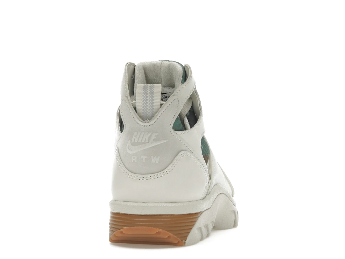 Vue 29 de Nike Air Trainer Huarache Corteiz Light Bone