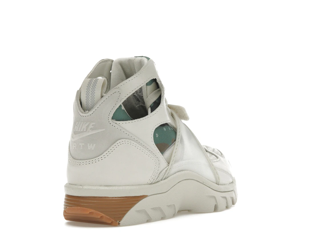 Vue 31 de Nike Air Trainer Huarache Corteiz Light Bone