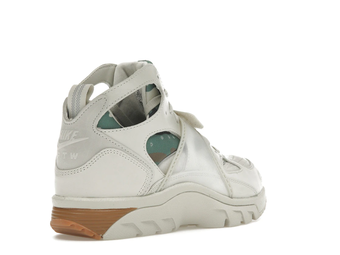 Vue 32 de Nike Air Trainer Huarache Corteiz Light Bone