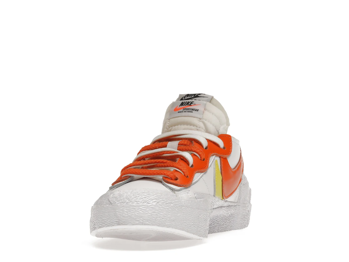 Vue 12 de Nike Blazer Low sacai White Magma Orange