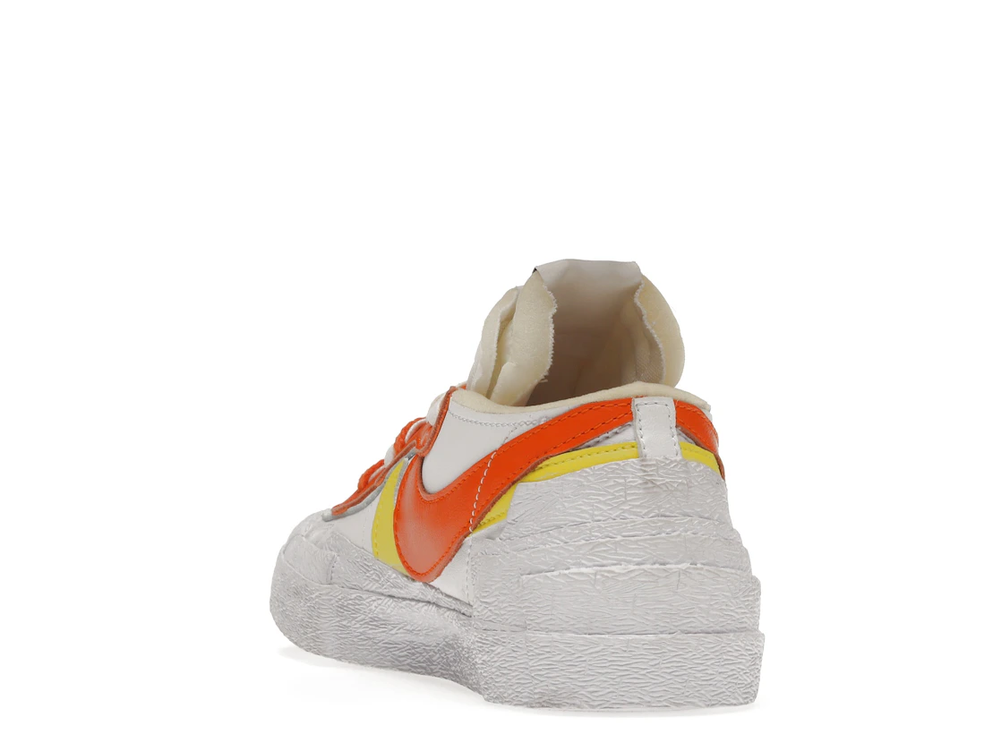 Vue 26 de Nike Blazer Low sacai White Magma Orange