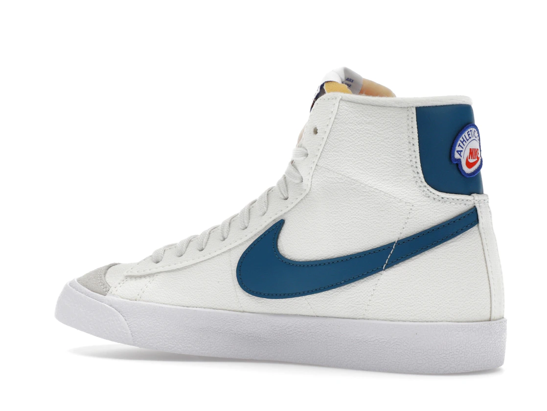 Vue 22 de Nike Blazer Mid 77 Athletic Club White Marina 