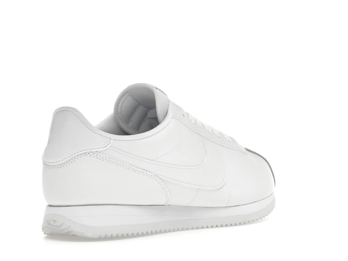 Vue 32 de Nike Cortez Triple White 
