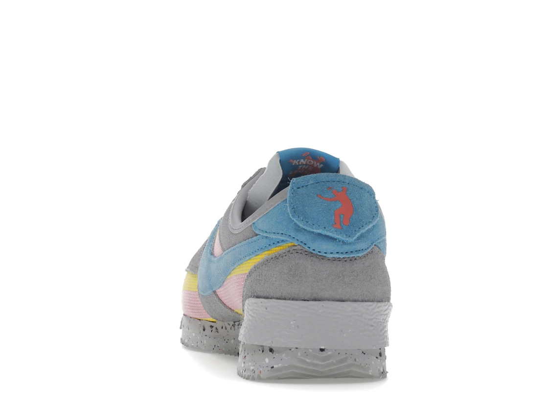 Vue 27 de Nike Cortez Union Light Smoke