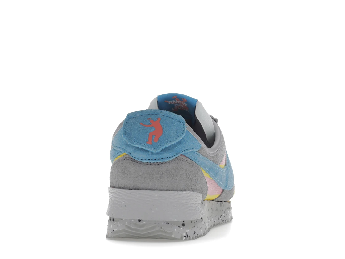 Vue 29 de Nike Cortez Union Light Smoke