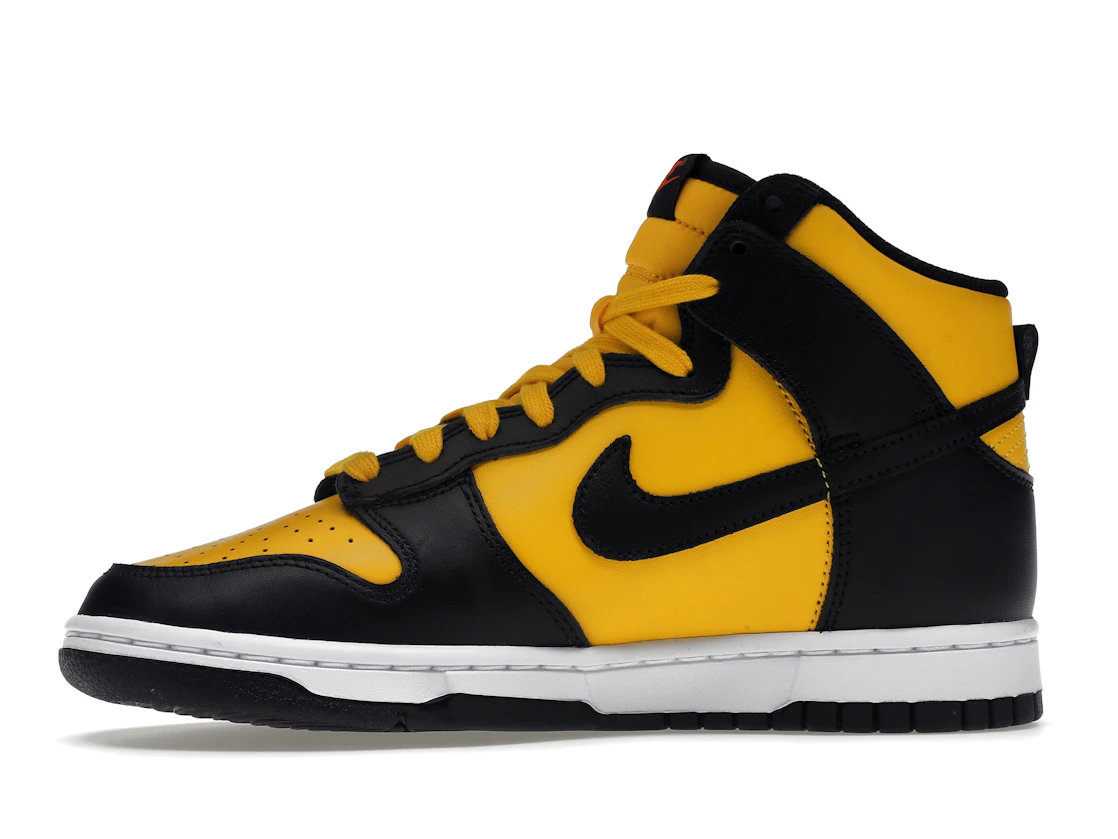 Vue 18 de Nike Dunk High Retro Reverse Goldenrod