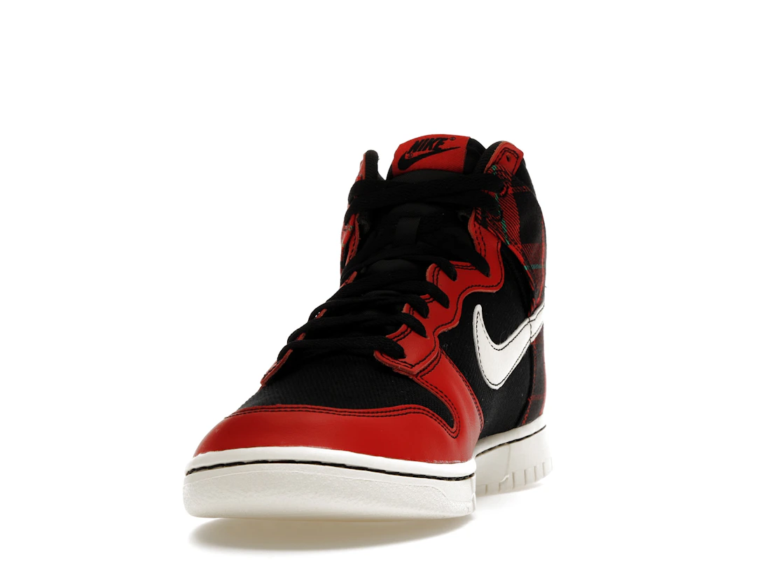 Vue 12 de Nike Dunk High SE Tartan Plaid Black University Red