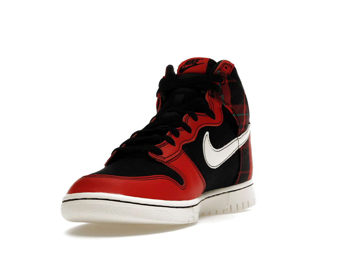 Vue 13 de Nike Dunk High SE Tartan Plaid Black University Red