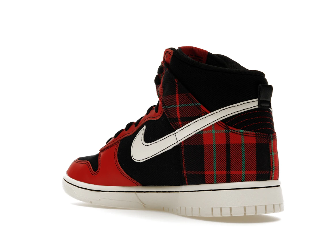 Vue 24 de Nike Dunk High SE Tartan Plaid Black University Red