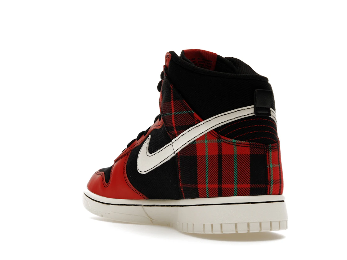 Vue 25 de Nike Dunk High SE Tartan Plaid Black University Red