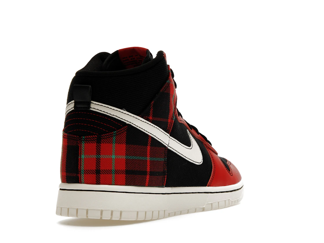Vue 31 de Nike Dunk High SE Tartan Plaid Black University Red