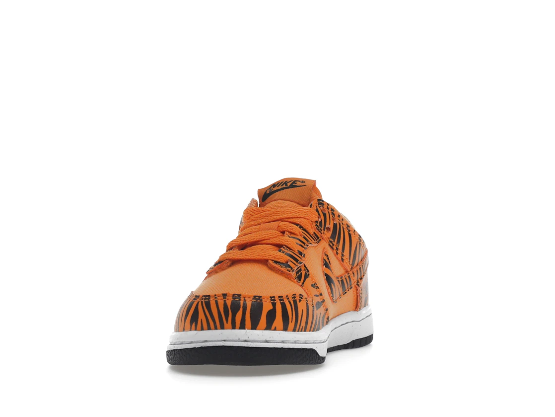 Vue 12 de Nike Dunk Low Next Nature Tiger Stripes (PS)